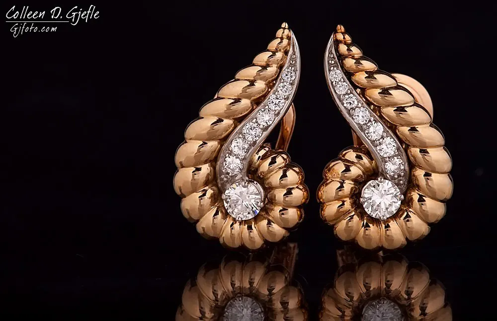 Gold and diamond earrings with "comma" shape
